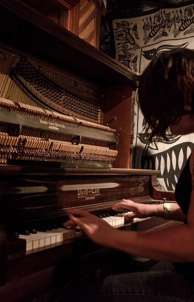 femme jouant au piano - visuel d'illustration pour le droit fiscal