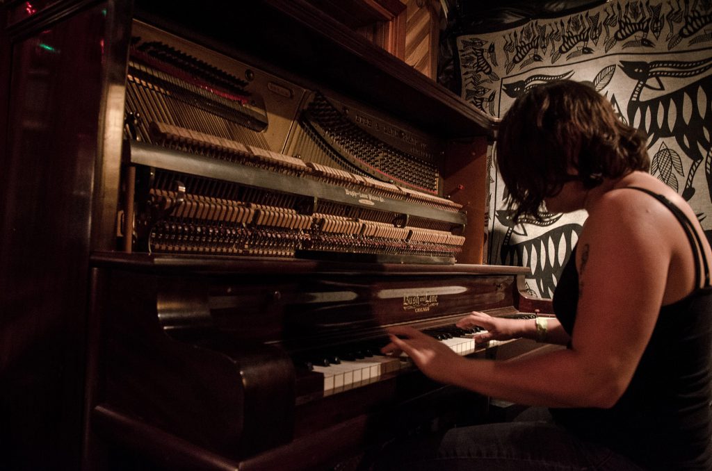 une femme jouant au piano