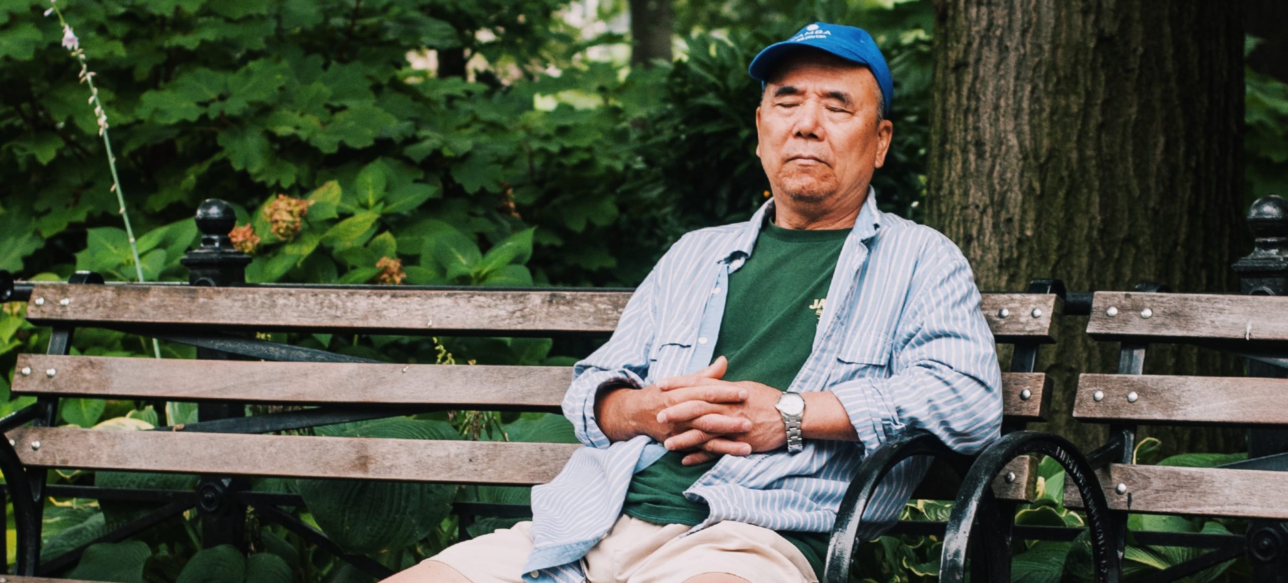 Homme se reposant sur un banc public pour illustrer la nouvelle réglementation sur l'ouverture des commerces le dimanche