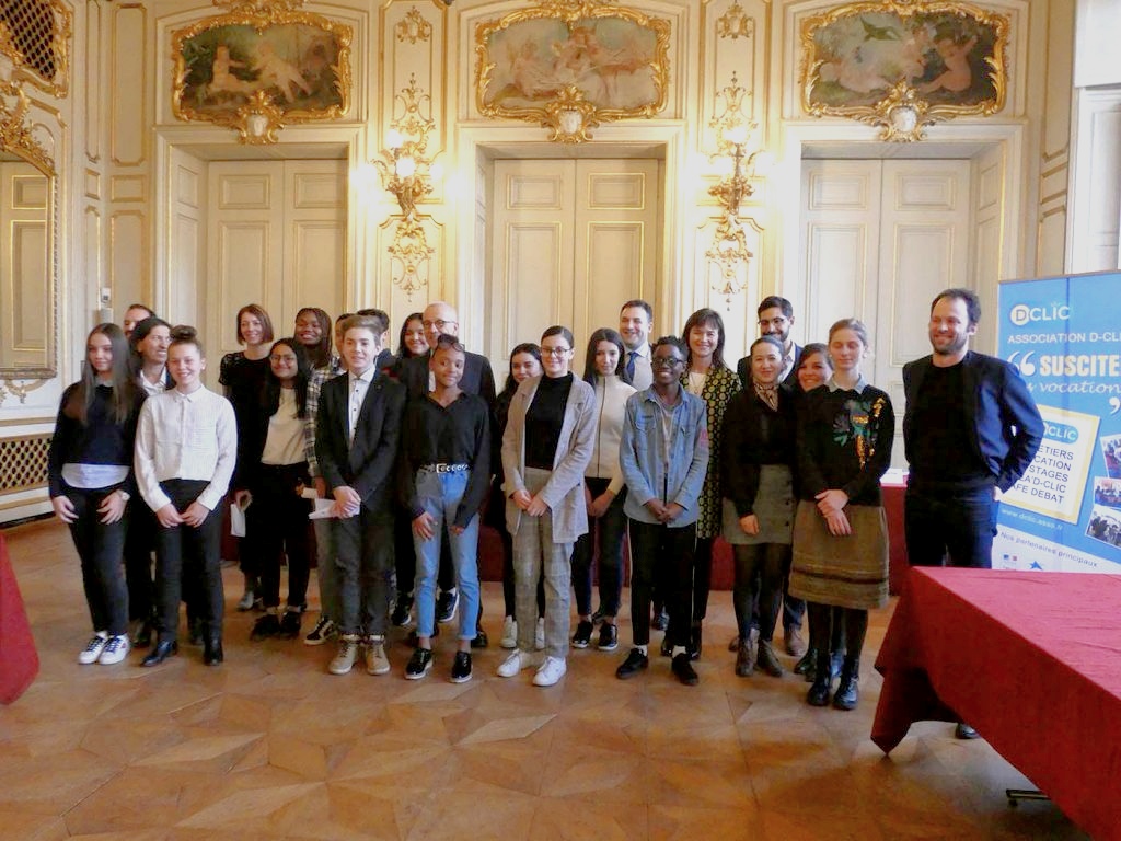 Avocats du cabinet Adven aux côtés d'élèves lors d'un événement organisé par D-Clic, association strasbourgeoise 
